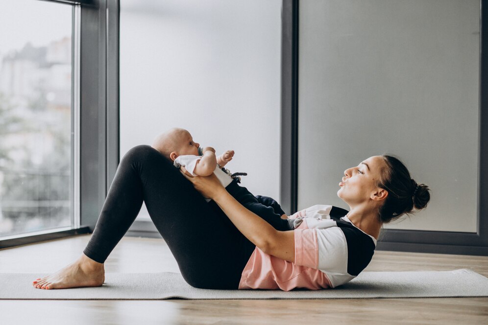 maman avec son bébé entrain de faire du yoga
