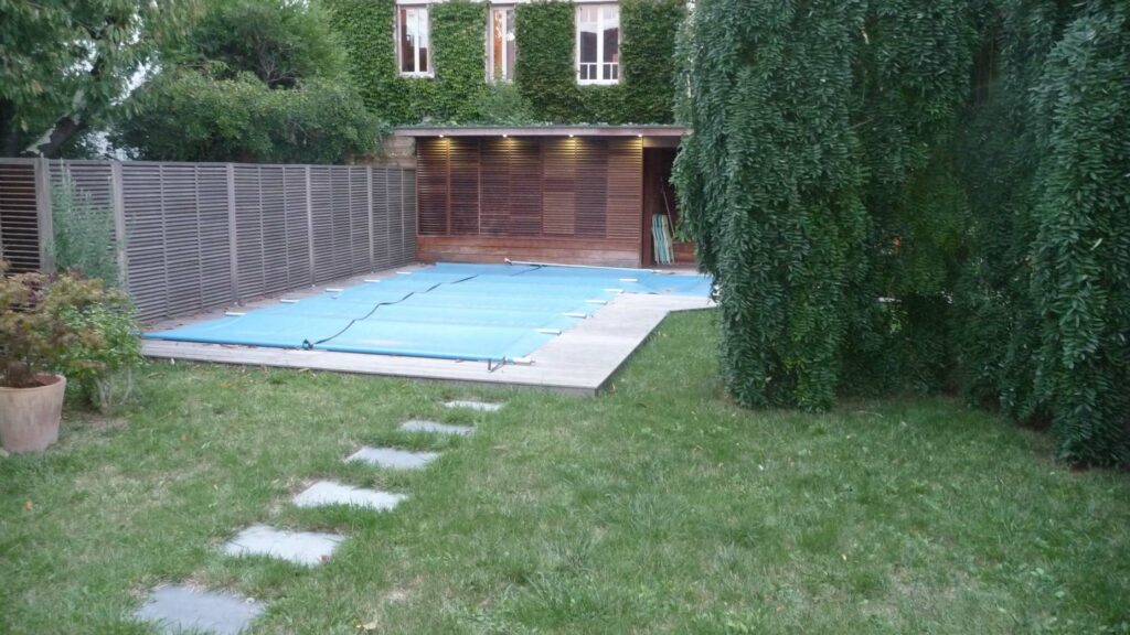 Annexe en bois au fond d'un jardin, aménageable en salle de sport