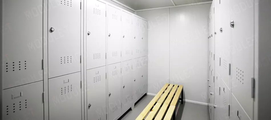 Vestiaire modulaire équipé de casiers métalliques et d'un banc en bois